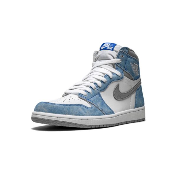 air-jordan-1-hyper-royal-2.jpg