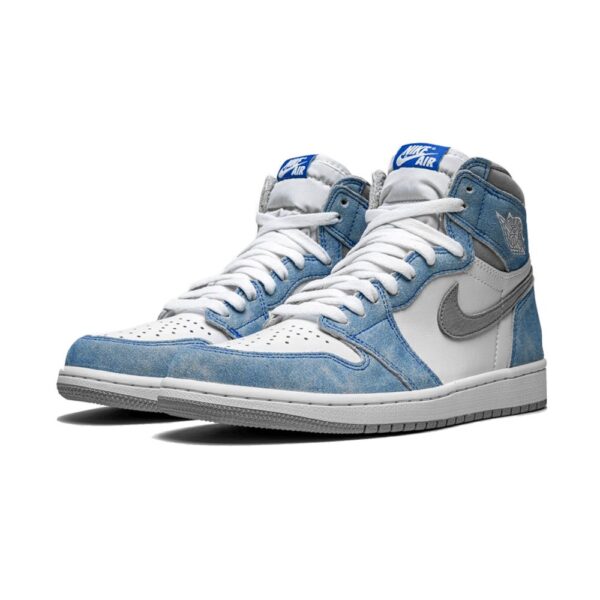 air-jordan-1-hyper-royal-4.jpg