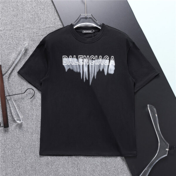 balenciaga´s-falling-apart-1.jpg