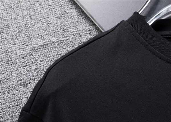 balenciaga´s-falling-apart-3.jpg