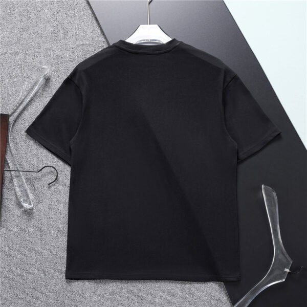 balenciaga´s-falling-apart-4.jpg