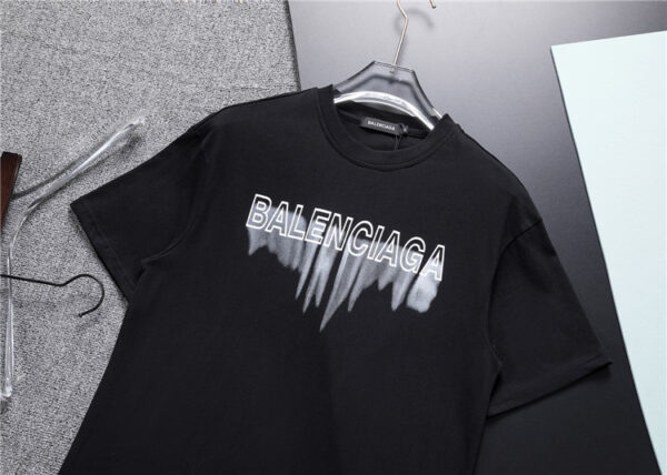 balenciaga´s-falling-apart-8.jpg